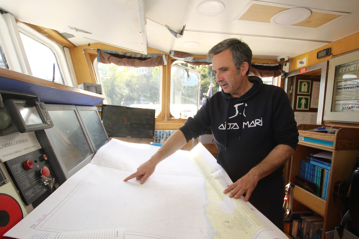 Iñigo Mijangos enseñando el la cabina de mando del Aita Mari. (Oskar MATXIN EDESA | FOKU)