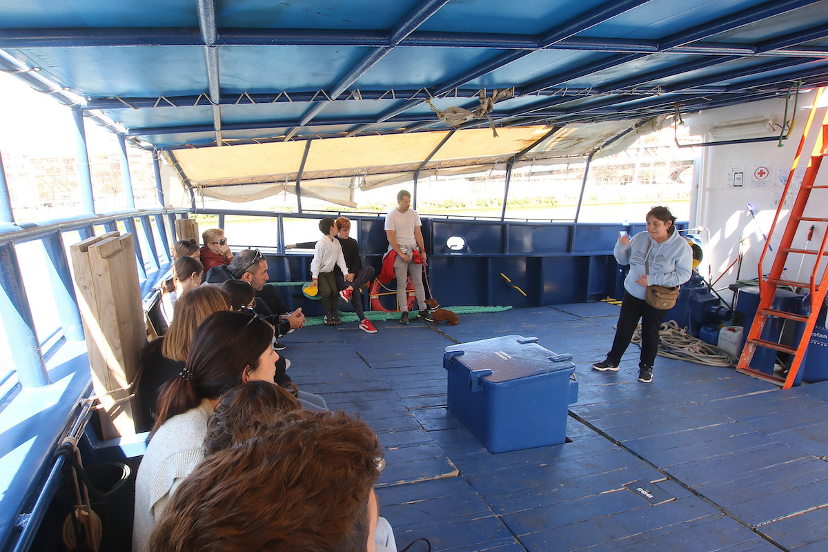 Amaia Iguaran durante la visita guiada en el lugar donde viajas los migrantes rescatados. (Oskar MATXIN EDESA | FOKU)