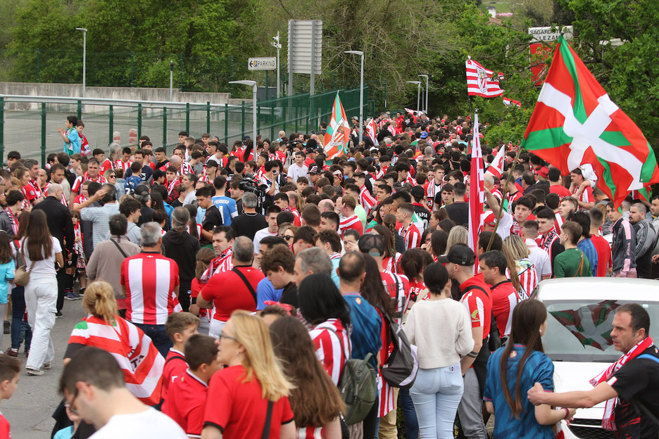 Bizkaian, zale asko hurbildu dira Lezamara jokalariak animatzera Sevillara bidaiatu aurretik.