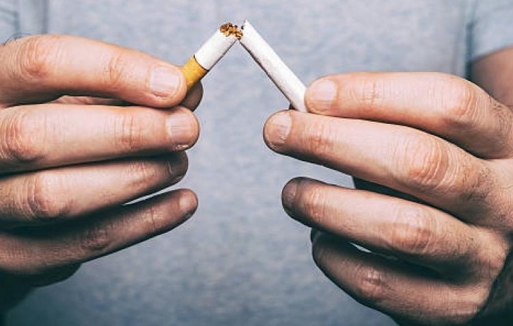Un hombre rompe un cigarro en una campaña publicitaria del Gobierno de Aragón.