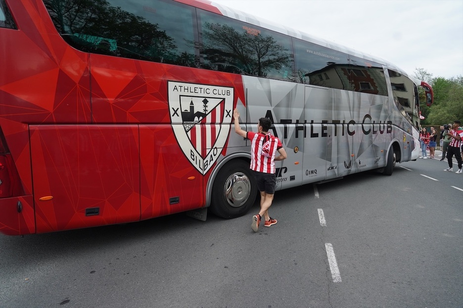 Zale bat Athleticeko autobusaren ondoan Lezamatik irtetean.