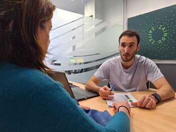 Latorrek zaintzaileekin egiten du lana zuzenean.