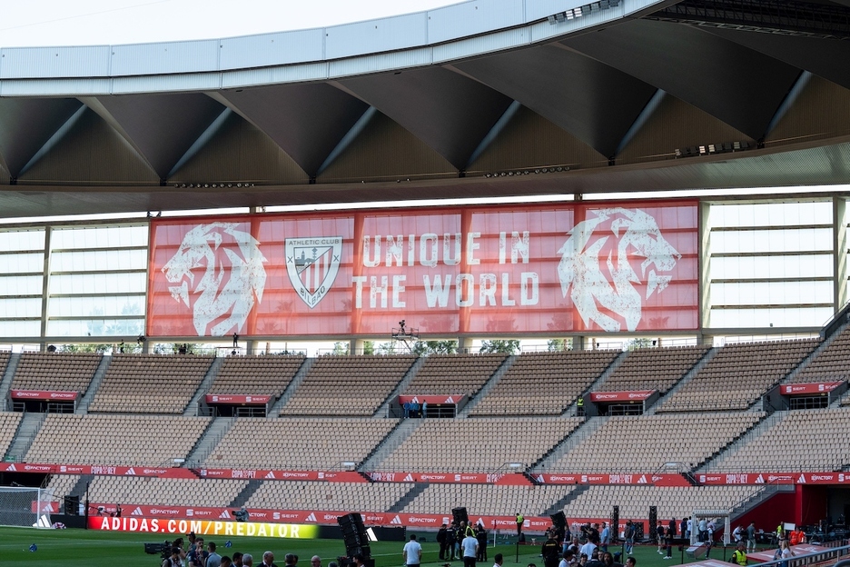 Athleticeko pankarta Cartuja futbol zelaian.