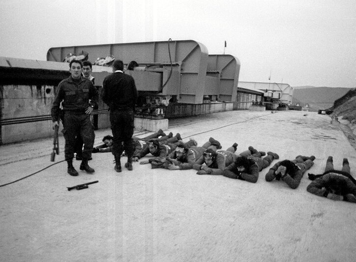 En la imagen de la izquierda, los activistas que cortaron los cables, una vez detenidos. A la derecha, recibimiento a uno de los activistas tras quedar en libertad.