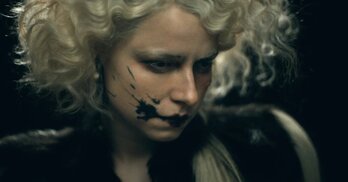 Jessie Buckley caracterizada como 'La novia' en el filme de Gyllenhaal.