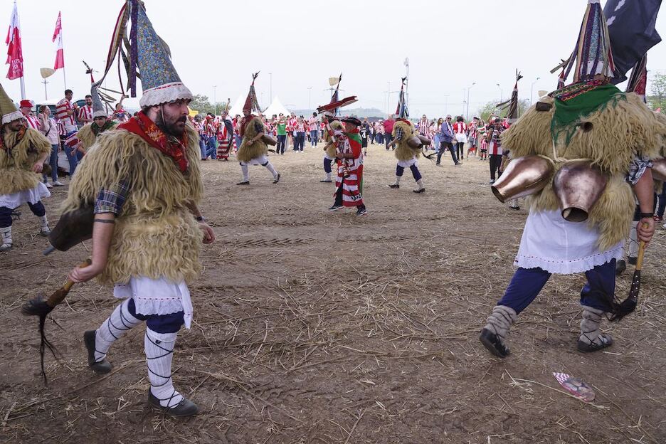 Zabaldu bezain laster hasi da girotzen Sevillan paratutako «fan zone»a.