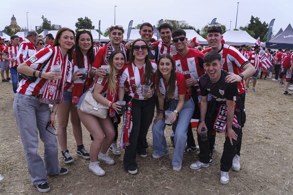 Kuadrilla bat festaz gozatzen Athletic Hirian.