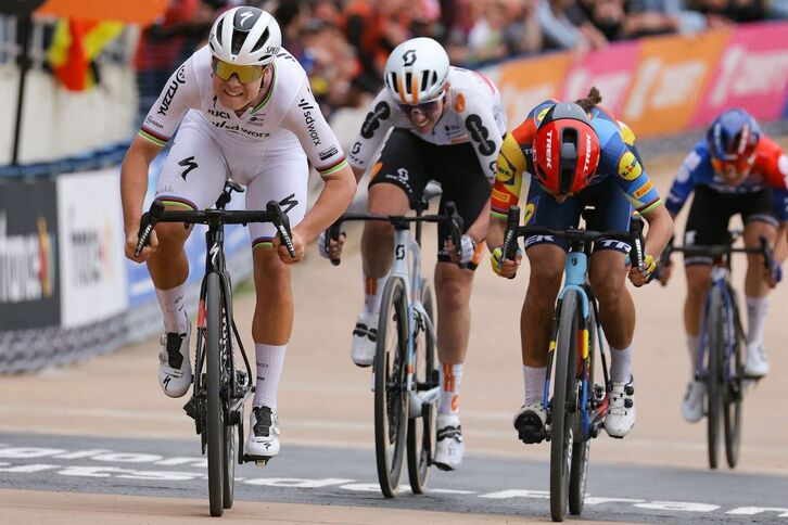 Con el último golpe de riñón, Kopecky ha superado a Balsamo.