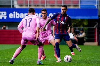 El Eibar quiere dar continuidad a la goleada contra el Eldense. En la imagen, Matheus en una acción del partido.