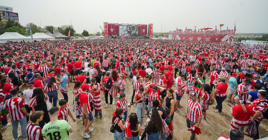 Jendetza zaleen gunean, batez ere azkeneko orduetan.