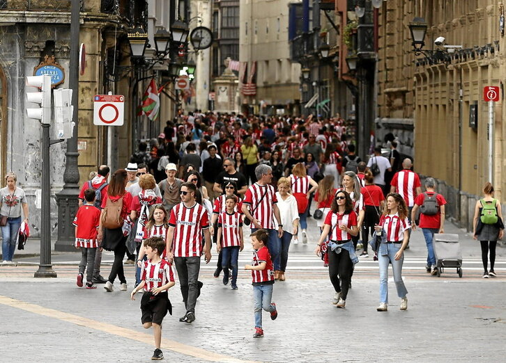 Zaila zen atzo Bilbon “Wally” topatzera jolastea, zuri-gorri kolorea nagusi izan zen kaleetan barrena.