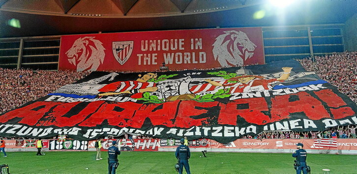 Mosaico de la afición del Athletic en el arranque de la final, mientras en la fan zone rojiblanca se congregaron miles de seguidores durante toda la jornada.