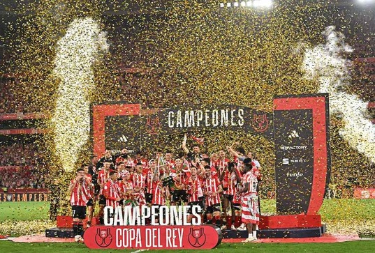 Muniain levanta la Copa en la Cartuja.