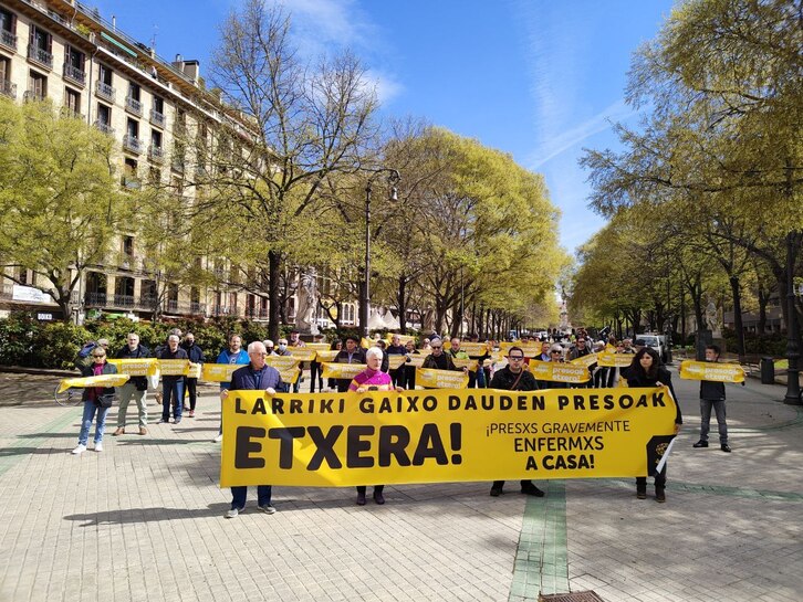Concentración de Sare en Iruñea por los presos enfermos.