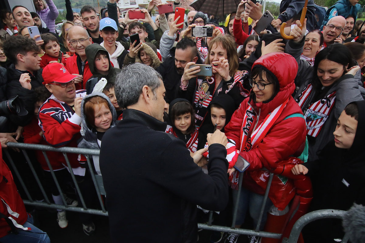 Ernesto Valverde atendiendo a los aficionados a la salida del Aeropuerto de Loiu.