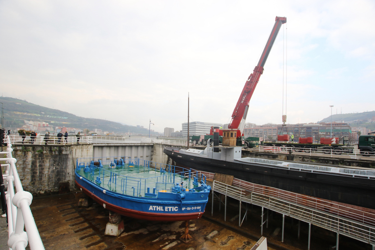La Gabarra lleva años en el dique del Itsasmuseum.