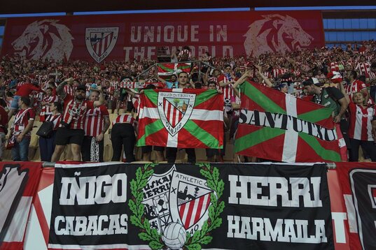 Athleticeko zaleak, La Cartuja estadioko harmailetan.