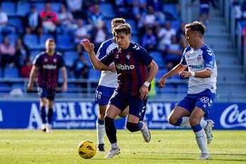 Corpas, autor del gol azulgrana en el Heliodoro, avanza entre dos rivales.