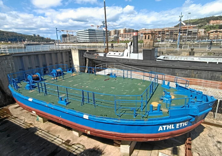 La gabarra aguarda su momento en el Itsas Museum de Bilbo.
