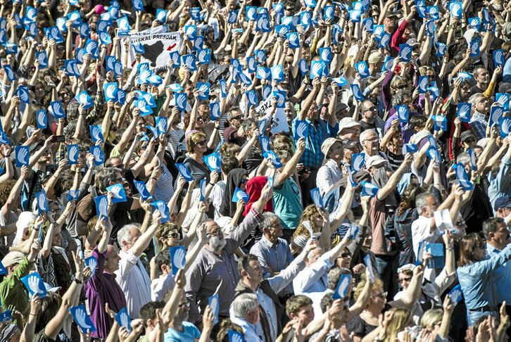Una abarrotada plaza Paul Bert de Baiona celebra el desarme de ETA a manos de los artesanos de la paz.