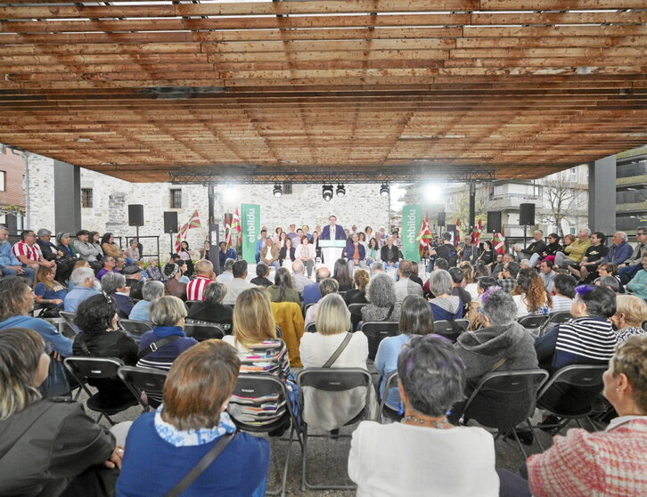 Amurrion harrera beroa egin zioten Otxandiano lehendakarigaiari.