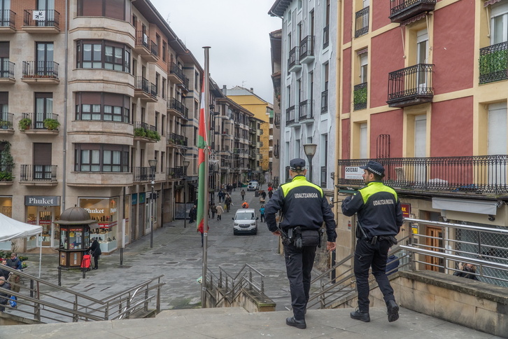 Imagen de archivo de dos agentes de la Policía Local de Beasain.