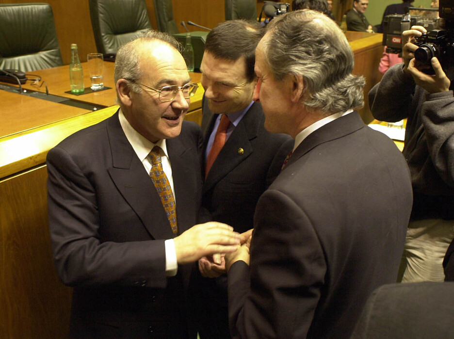 Ardanza en el Parlamento junto a Ibarretxe y Atutxa en el año 2000. 