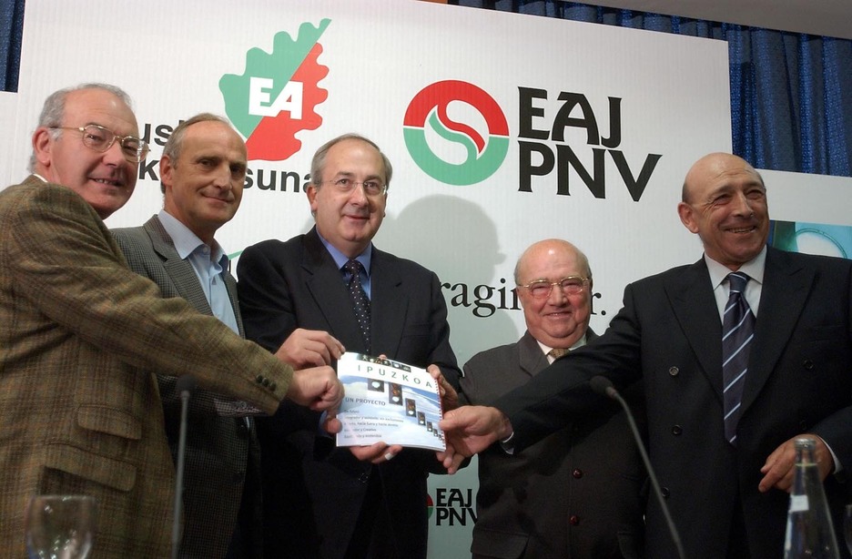 Ardanza, primero a la izquierda, mostrando su apoyo a la coalición entre PNV y EA en 2003. 