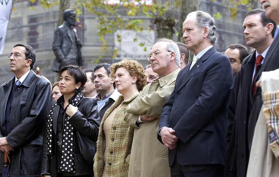 Ardanza junto a cargos del PNV en la inauguración de la estatua de Sabino Arana.