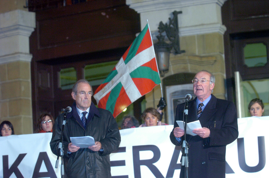 Garaikoetxea y Ardanza en la manifestación celebrada en 2007 para denunciar la citación de Ibarretxe por reunirse con la izquierda abertzale. 