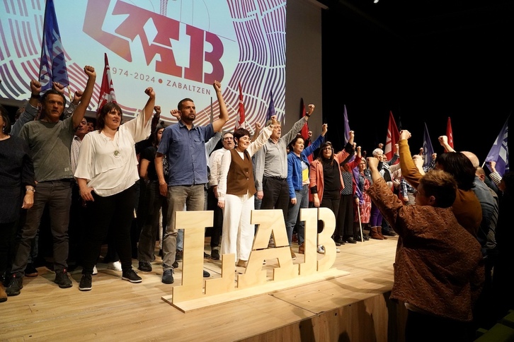 Participantes en el acto de conmemoración del 50 aniversario de LAB han entonado Zutik Emakumeak, Internacional y Eusko Gudariak.