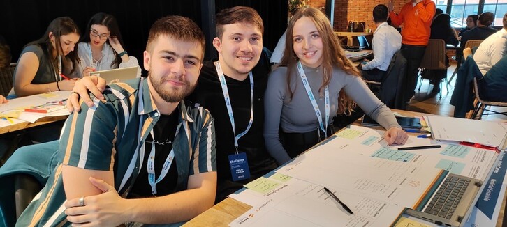 Irudian, Mario Escribano, Emilio Garcia eta Raquel Lopez, EHUko ikasleak.