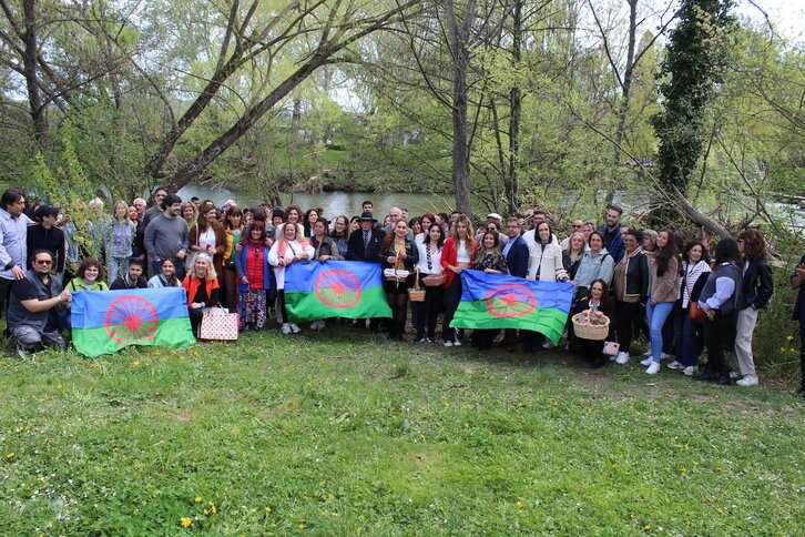 Ceremonia del Río en Iruñea con motivo del Día Internacional del Pueblo Gitano.