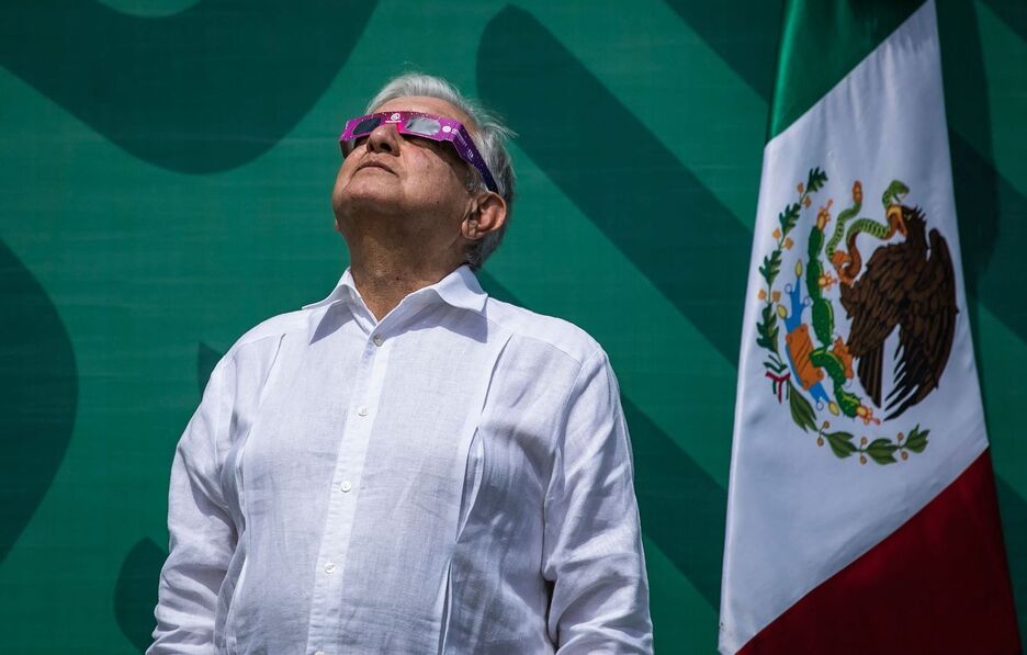 El presidente de México, Andrés Manuel López Obrador, ha seguido el eclipse desde Mazatlán, Sinaloa. 