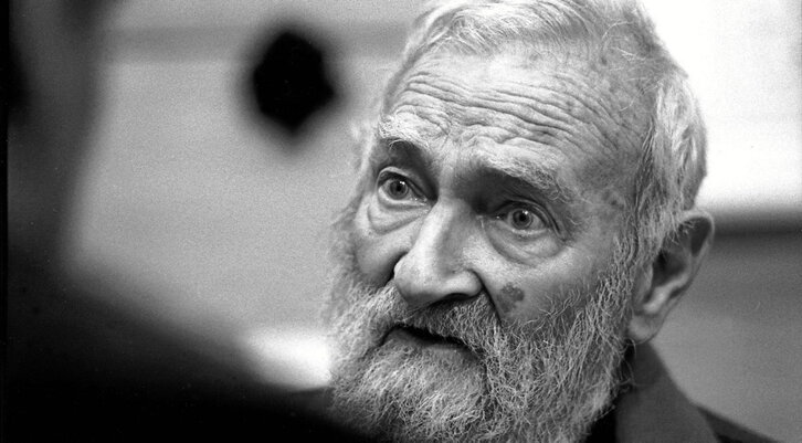 ZAZPIKA astekariaren 100. zenbakiaren harira, Rene Burri argazkilariak Oteizari egindako argazki sortako ale bat.