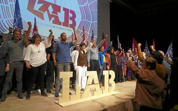 Participantes en el acto de conmemoración del 50 aniversario de LAB entonaron ‘‘Zutik Emakumeak’’, ‘‘La Internacional’’ y‘‘ Eusko Gudariak’’.