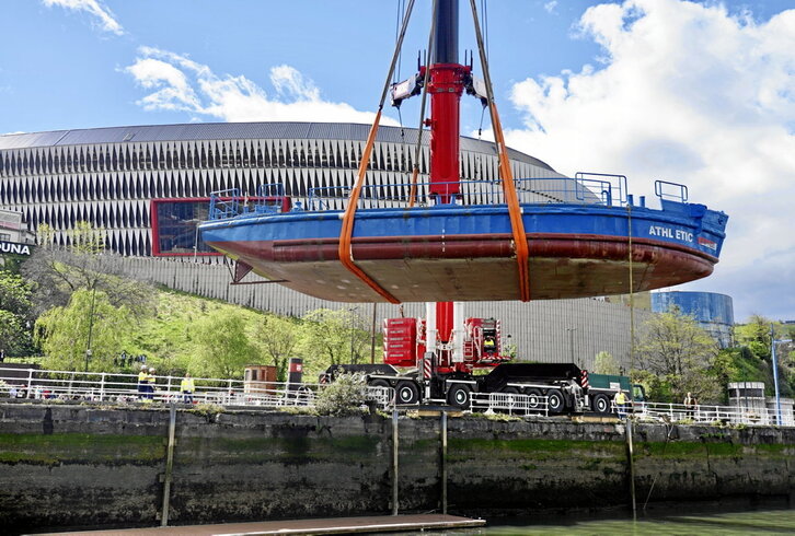 Así fue izada la gabarra, con San Mamés al fondo.