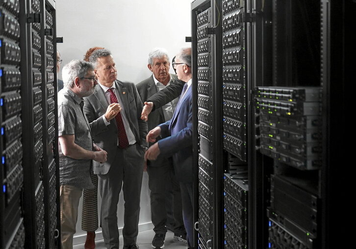 En la página anterior, visita del consejero Jokin Bildarratz al superordenador Hyperion, el más potente de la CAV. Arriba, avatares de robots y androides que presentó NVidia al dar a conocer su último chip.