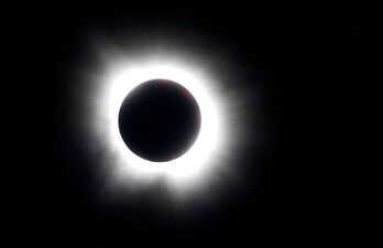 El sol, completamente eclipsado por la luna, en Fort Worth, Texas.