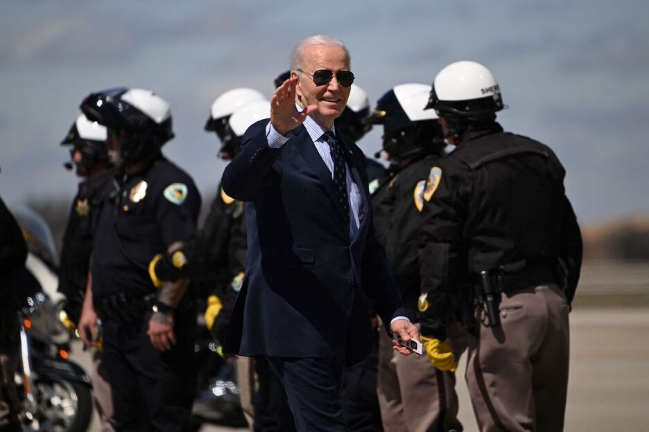 El presidente de EEUU, Joe Biden, portaba unas gafas especiales para ver eclipses al abordar el Air Force One, aunque hay imágenes suyas disfrutando del fenómeno. 