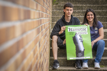 Sugoi Etxarri Zabaleta eta Intza Gurrutxaga Loidi, EHEko kideak, Euskaldunon Harrotze Astea aurkezten.