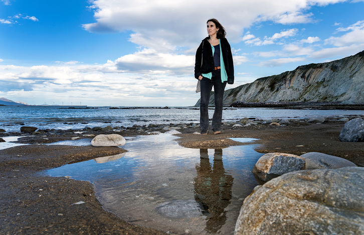 Irudian, Olatz Arriaga ikerketan parte hartu duen biologoa.