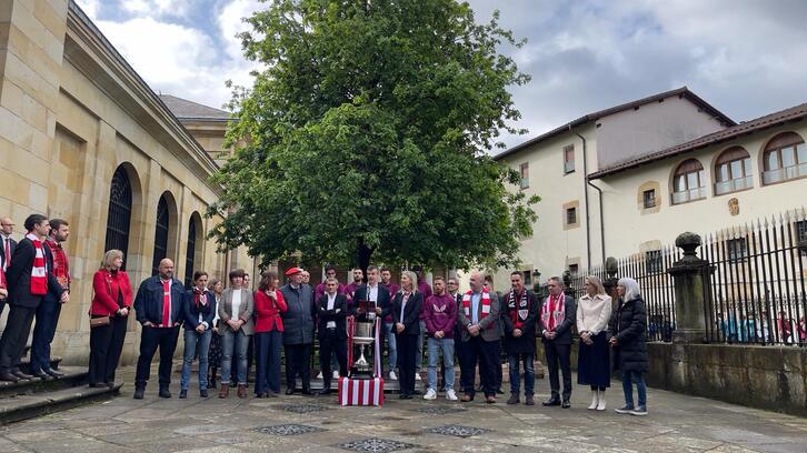 La delegación del Athletic posa con la Copa con los representantes institucionales junto al Árbol de Gernika.