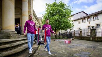 Muniain y De Marcos han llevado la Copa hasta el Árbol de Gernika.