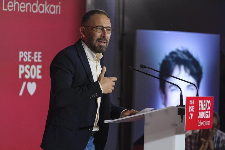 Denis Itxaso, kanpaina honetako ekitaldi batean.