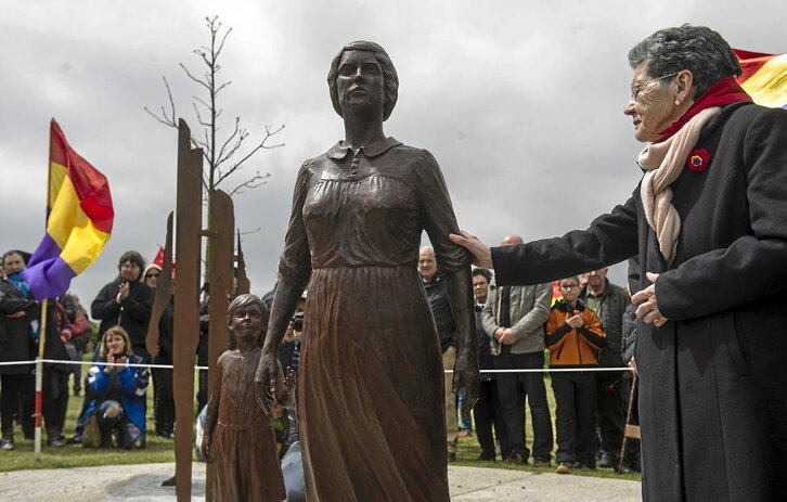 Estatua en Sartaguda que recuerda a las mujeres represaliadas por el franquismo.