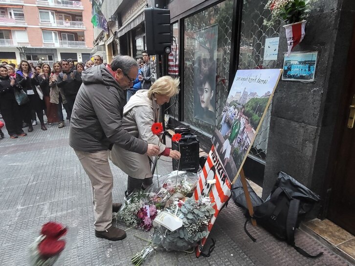 Manu Cabacas y Fina Liceranzu depositan sendos claveles junto a la imagen de su hijo Iñigo. 
