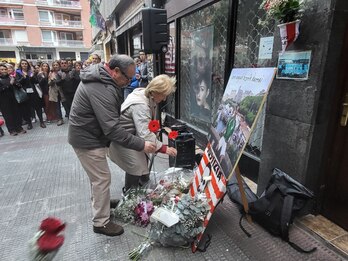 Manu Cabacas y Fina Liceranzu depositan sendos claveles junto a la imagen de su hijo Iñigo. 