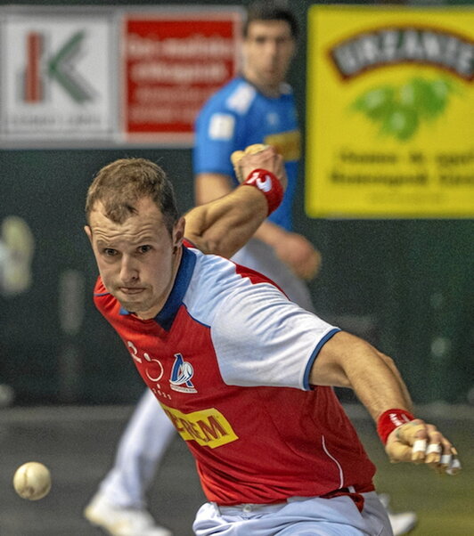 Elordik bere joko onenera itzuli nahi du.