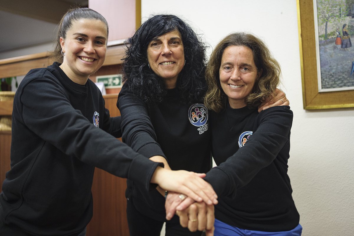 Bea Ramos, Eukene Arana y Aitziber Juaristi trabajan por la protección de la infancia y la adolescencia desde la cooperativa ZAIN. (Aritz LOIOLA/FOKU)